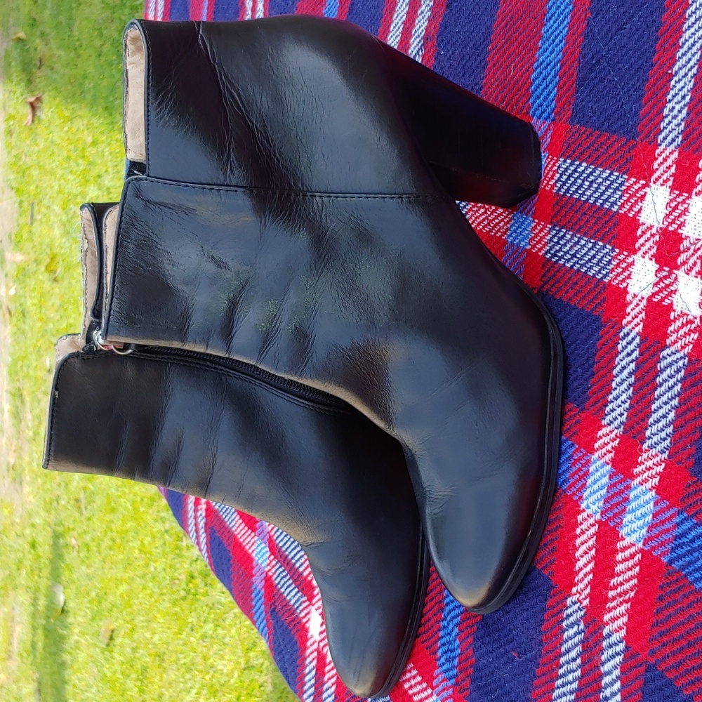 Adrienne Vittadini Black Leather Heel Ankle Boots in size 9